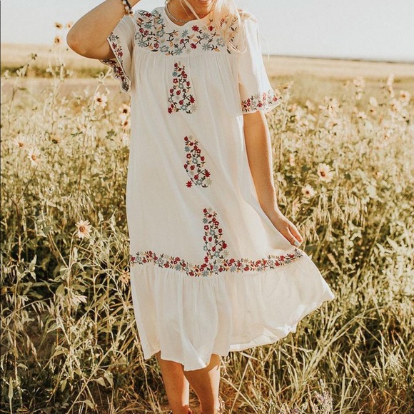 VICI EMBROIDERED WHITE DRESS MEDIUM